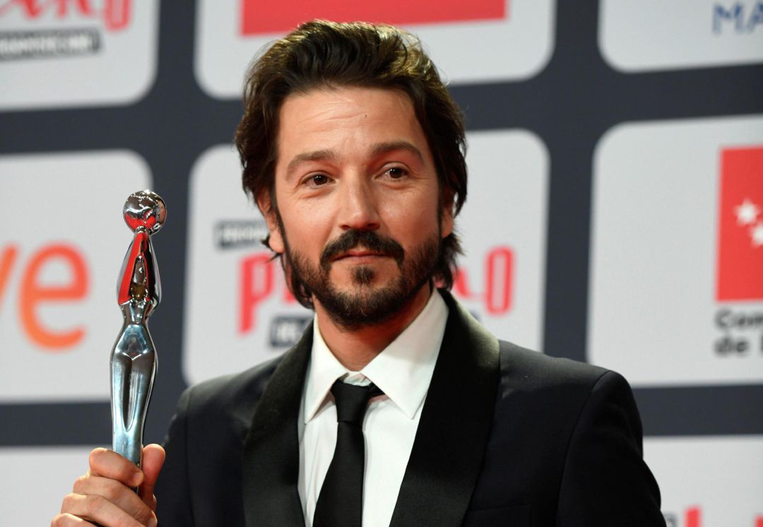 El actor mexicano Diego Luna posa con el Premio Platino de Honor El actor mexicano Diego Luna posa con el Premio Platino de Honor