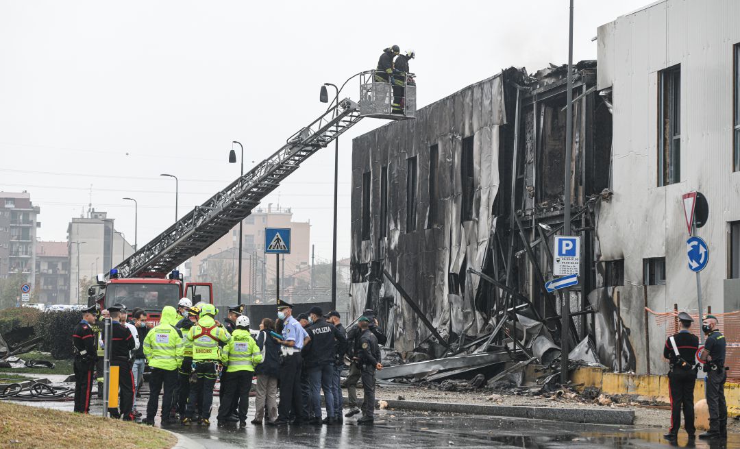 Un avión impacta contra un edificio. Un avión impacta contra un edificio.