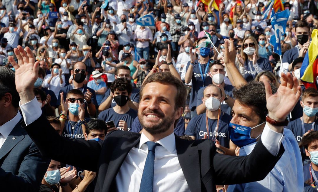 El presidente del PP, Pablo Casado,saluda a los militantes a su llegada a la Plaza de Toros de Valencia, donde cierra hoy la Convención Nacional. El presidente del PP, Pablo Casado,saluda a los militantes a su llegada a la Plaza de Toros de Valencia, donde cierra hoy la Convención Nacional.