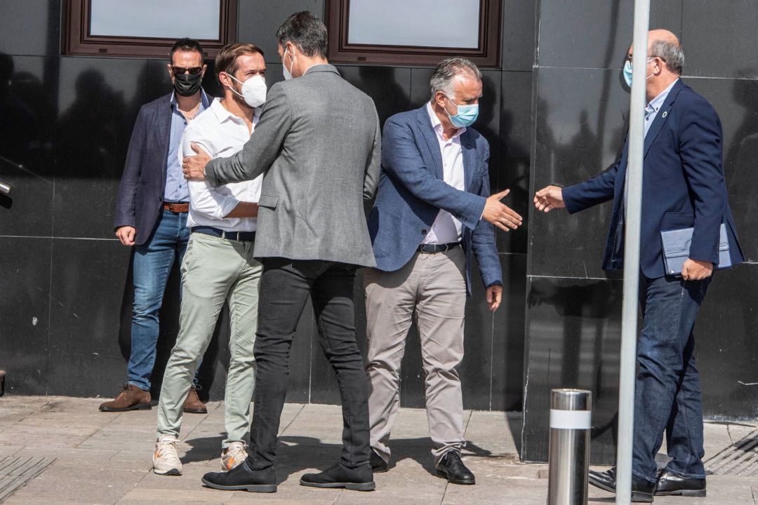 El presidente del Gobierno, Pedro Sánchez, saluda al presidente del Cabildo de La Palma, Mariano Hernández El presidente del Gobierno, Pedro Sánchez, saluda al presidente del Cabildo de La Palma, Mariano Hernández