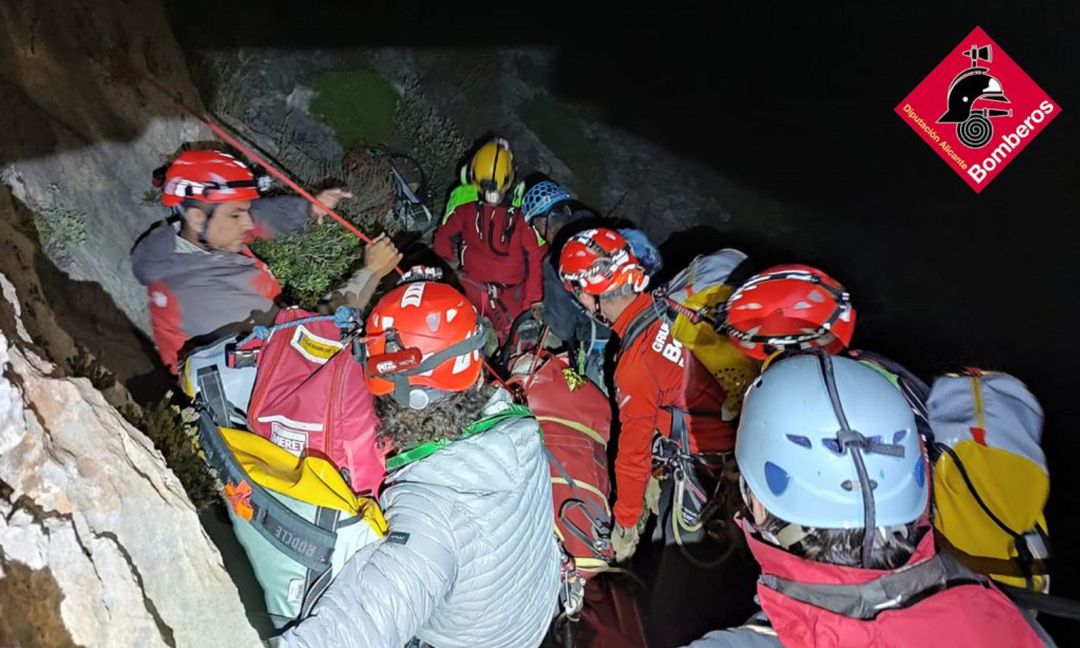 Los especialistas del GER durante el rescate de más de 18 horas en el Puig Campana de Finestrat Los especialistas del GER durante el rescate de más de 18 horas en el Puig Campana de Finestrat