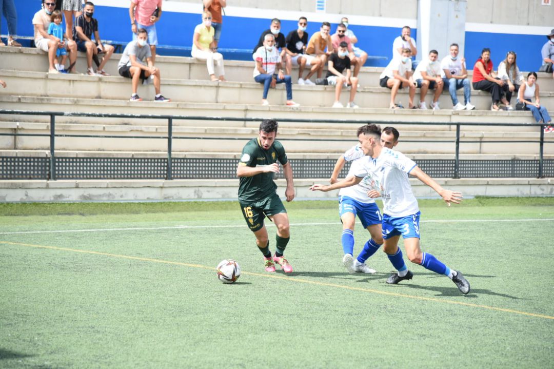 Lance del partido en el Juan Guedes. Lance del partido en el Juan Guedes.