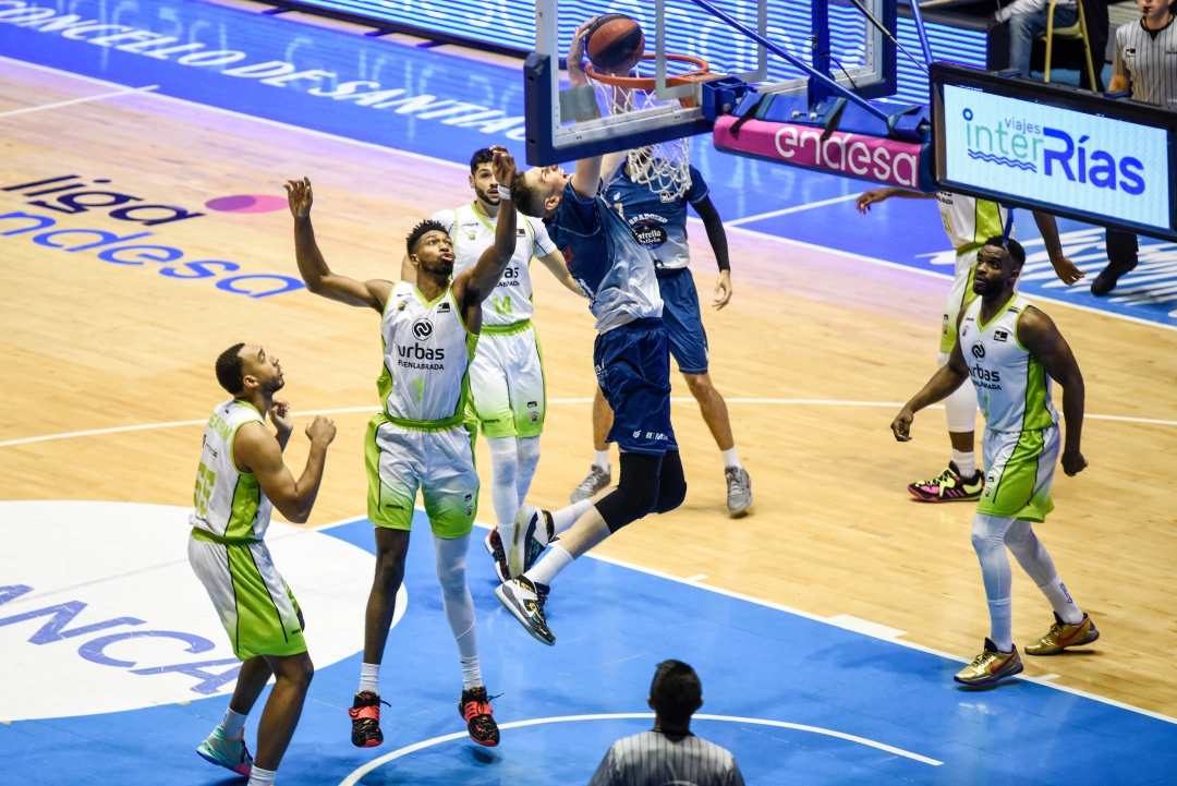Laurynas Birutis hace un mate superando a los defensores del Fuenlabrada Laurynas Birutis hace un mate superando a los defensores del Fuenlabrada