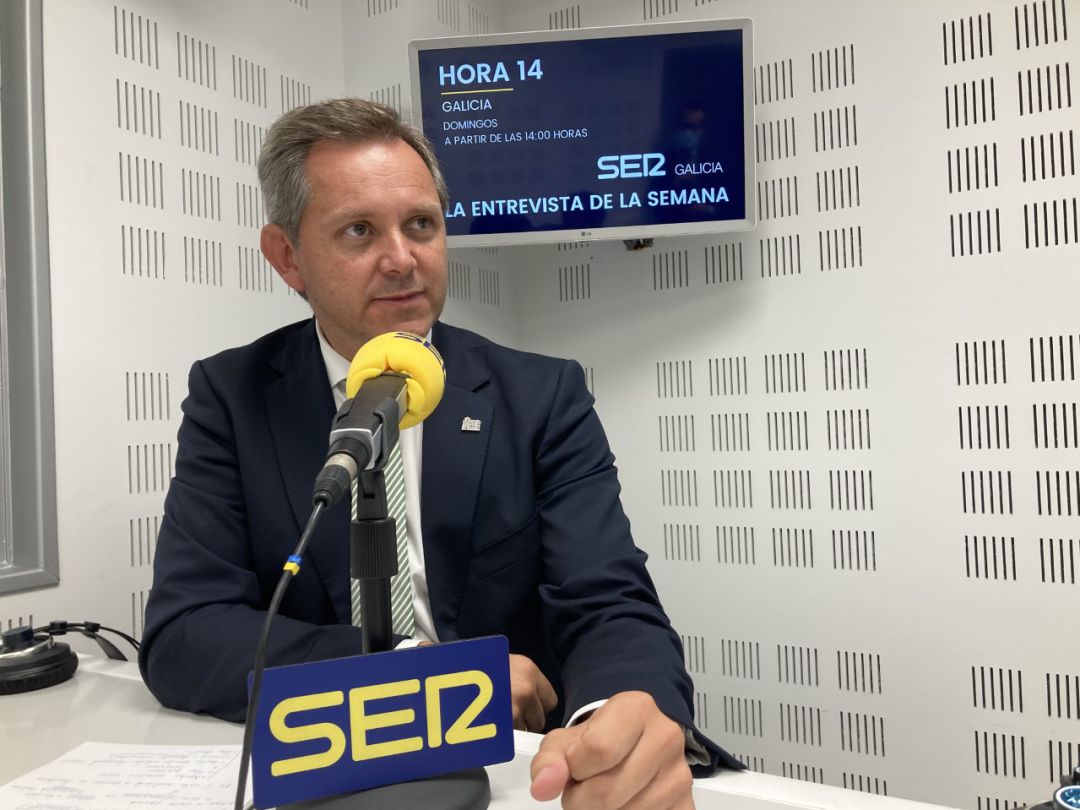 El delegado del Gobierno, José Miñones, en los estudios de Radio Galicia. El delegado del Gobierno, José Miñones, en los estudios de Radio Galicia.