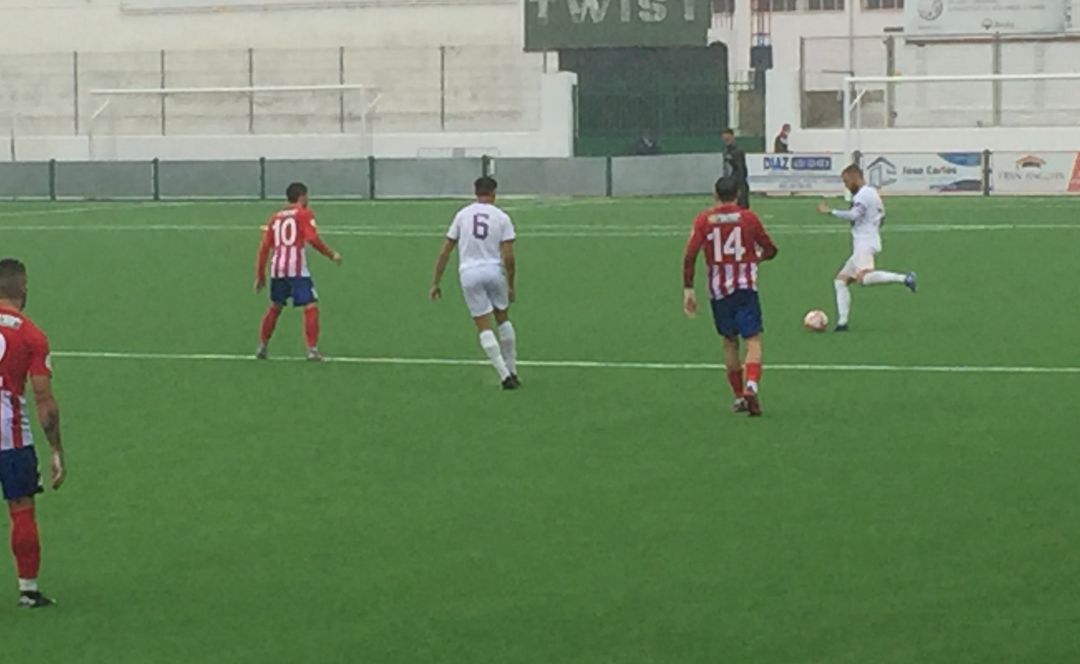 Un momento del partido entre el Real Jaén y el Atlético Porcuna. Un momento del partido entre el Real Jaén y el Atlético Porcuna.