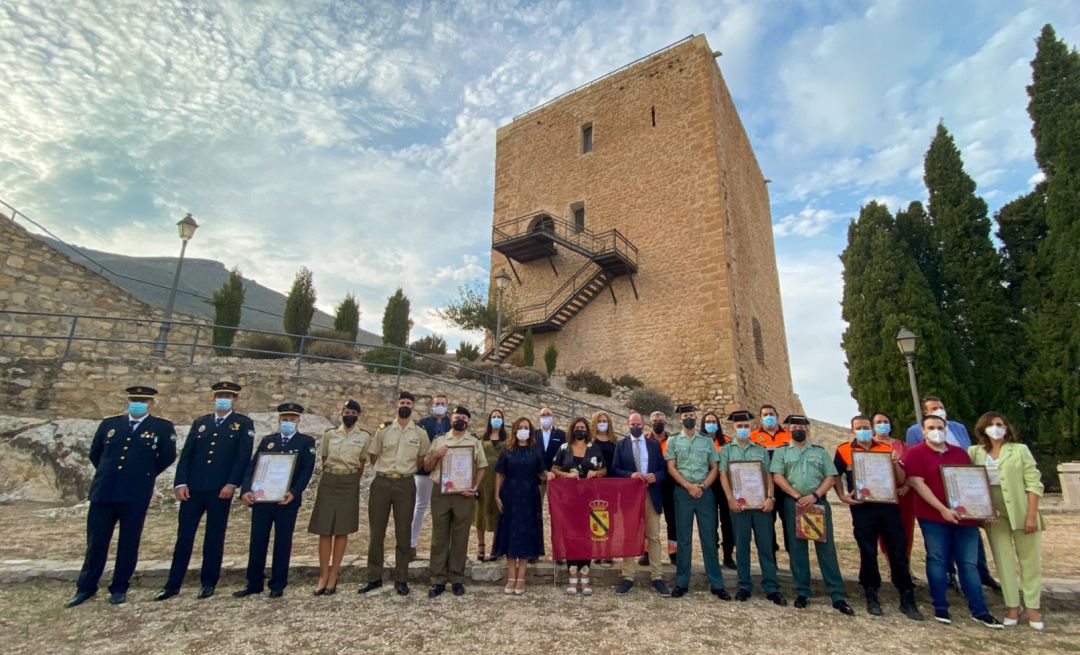 Foto de familia con todos los asistentes al acto, en el Patio de Armas del Castillo de Jódar, ante la Torre Norte Foto de familia con todos los asistentes al acto, en el Patio de Armas del Castillo de Jódar, ante la Torre Norte