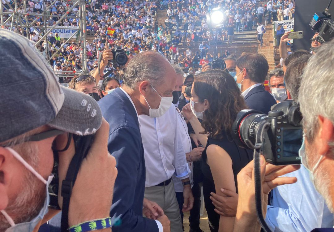 El expresident de la Generalitat, Francisco Camps, ha conversado con la presidenta de la Comunidad de Madrid, Isabel Díaz Ayuso, a su llegada a la clausura de la convención. El expresident de la Generalitat, Francisco Camps, ha conversado con la presidenta de la Comunidad de Madrid, Isabel Díaz Ayuso, a su llegada a la clausura de la convención.