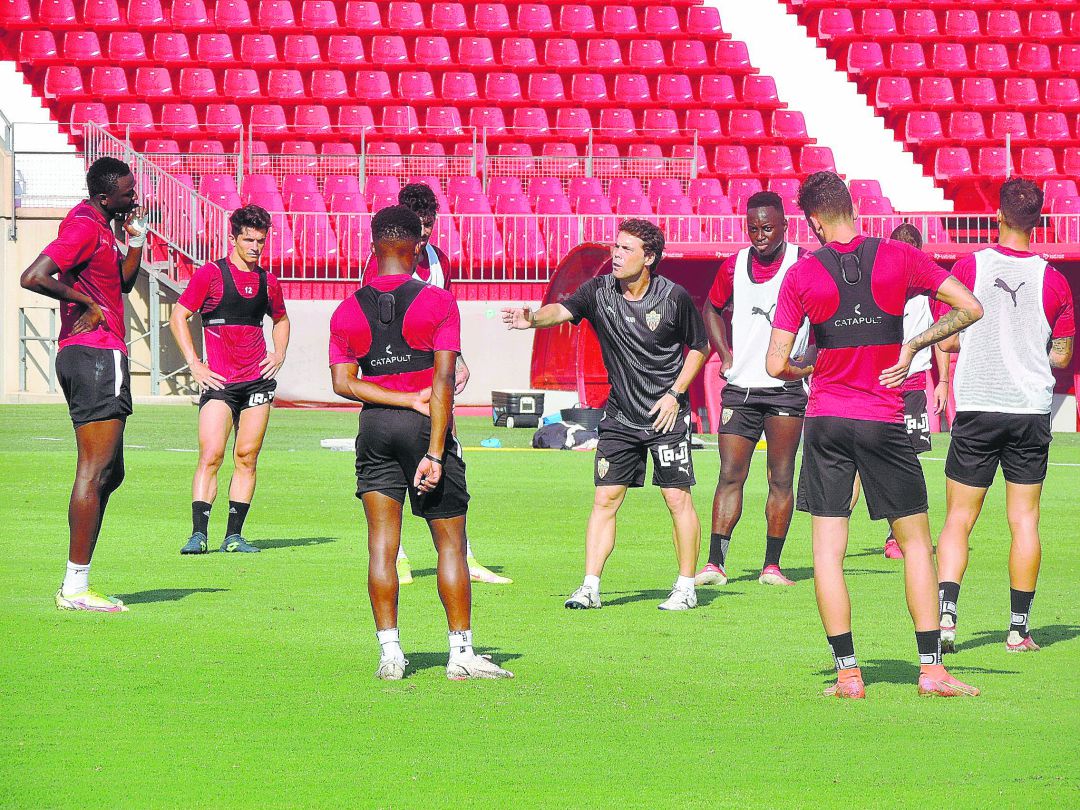 Rubi hablando con sus futbolistas en el Mediterráneo. Rubi hablando con sus futbolistas en el Mediterráneo.