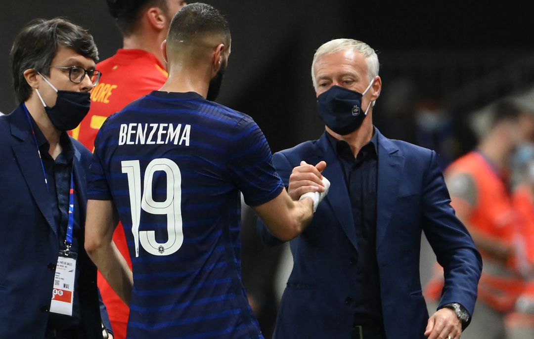 Deschamps saluda a Karim Benzema tras acabar un partido. Deschamps saluda a Karim Benzema tras acabar un partido.