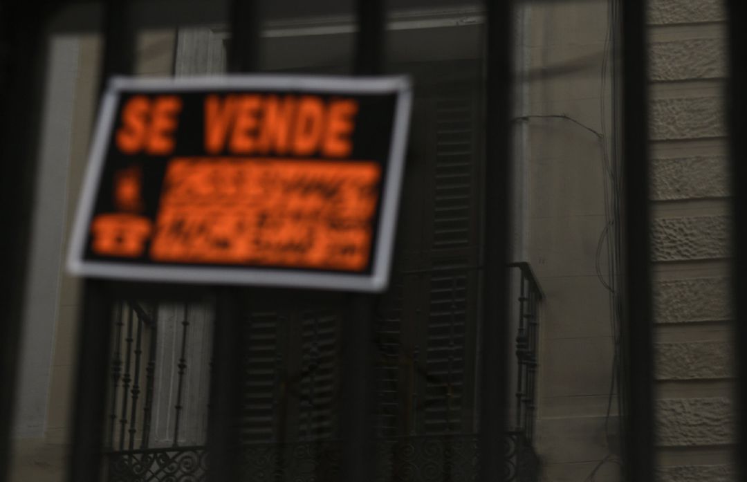 Cartel colgado en un edificio que indica que el inmueble está en venta Cartel colgado en un edificio que indica que el inmueble está en venta