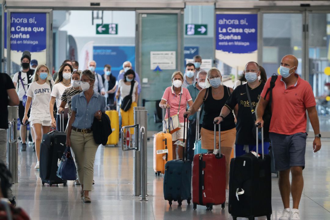 Llegada de turistas de varias nacionalidades al aeropuerto de Málaga este verano. Llegada de turistas de varias nacionalidades al aeropuerto de Málaga este verano.