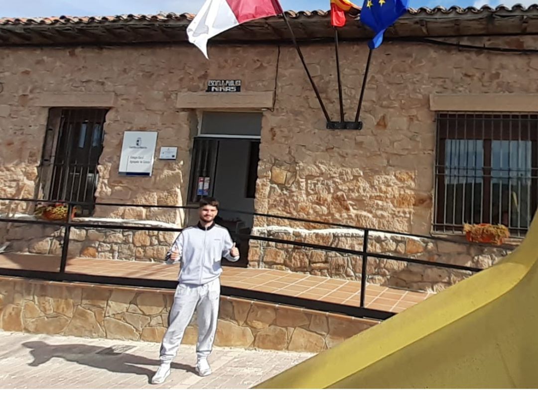 Carlos del Salto posa en la fachada del colegio de Cobeta Carlos del Salto posa en la fachada del colegio de Cobeta