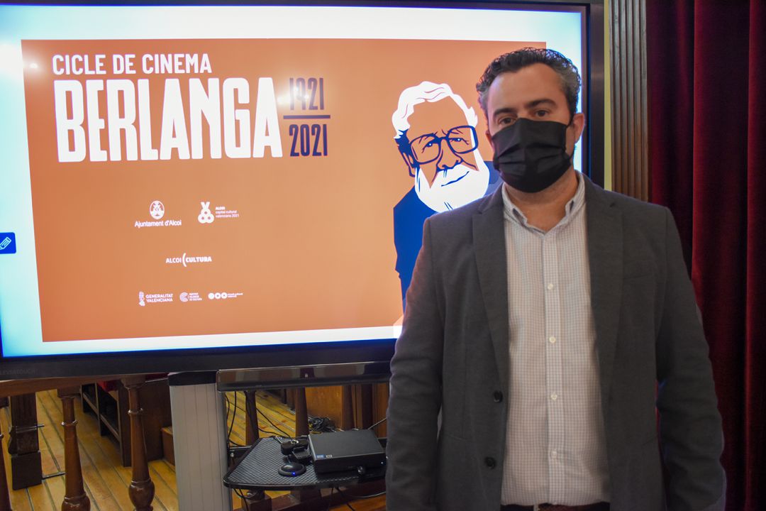 Raül Llopis, edil de Cultura, presentando el ciclo de cine dedicado a Luis García Berlanga por el centenario del nacimiento del cineasta valenciano. Raül Llopis, edil de Cultura, presentando el ciclo de cine dedicado a Luis García Berlanga por el centenario del nacimiento del cineasta valenciano.
