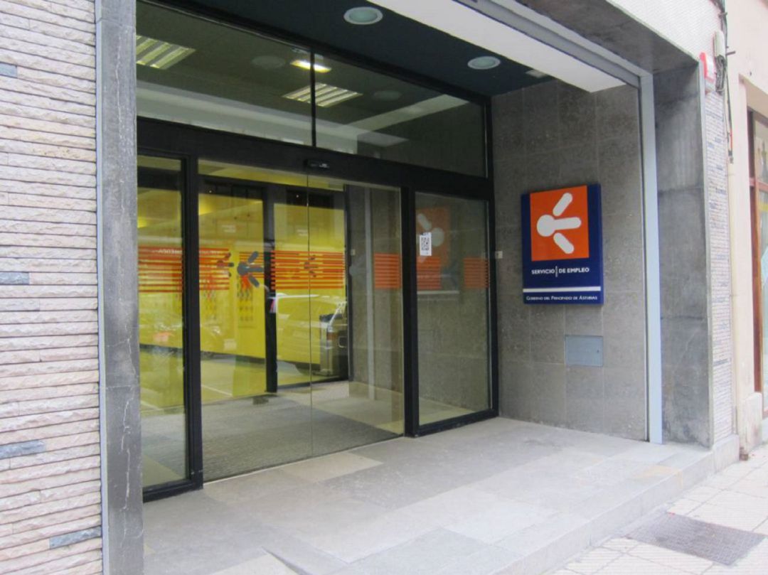 Entrada de una oficina de empleo asturiana Entrada de una oficina de empleo asturiana