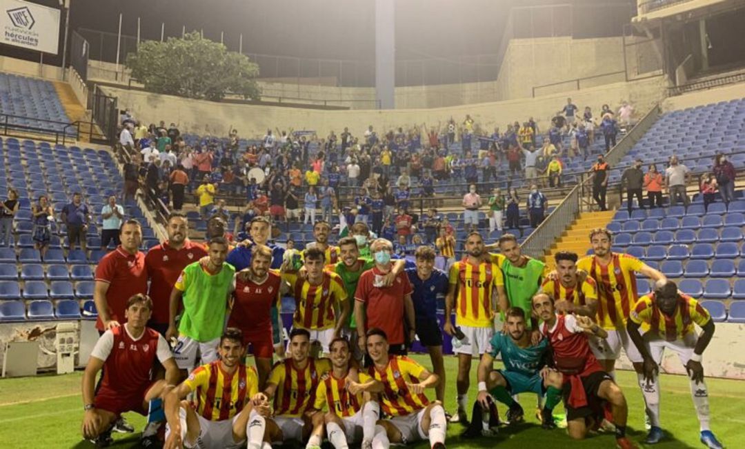 El equipo con su afición El equipo con su afición