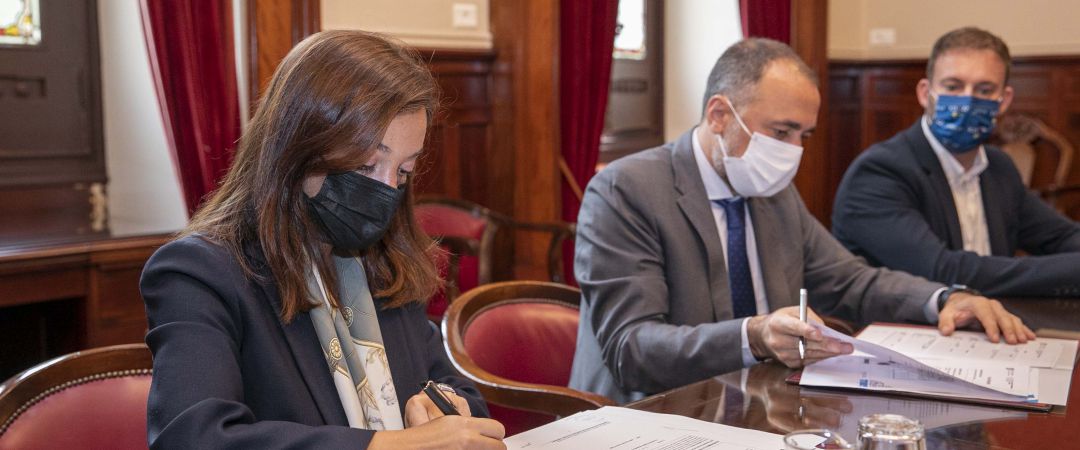 Firma del Convenio por parte de Inés Rey y Julio García Comesaña Firma del Convenio por parte de Inés Rey y Julio García Comesaña