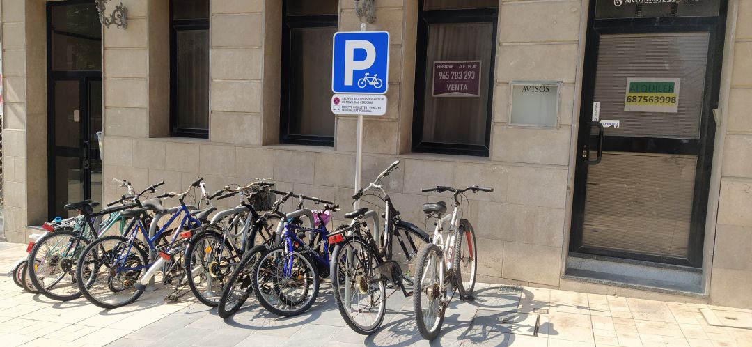 Aparcabici en la plaza de la Constitución de Dénia. Aparcabici en la plaza de la Constitución de Dénia.
