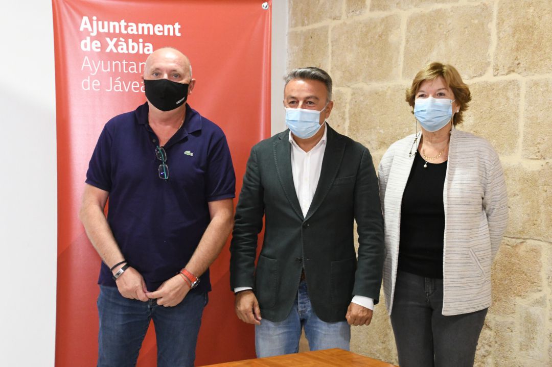 El alcalde José Chulvi entre la concejala Isabel Bolufer y el edil Juan Ortolà. El alcalde José Chulvi entre la concejala Isabel Bolufer y el edil Juan Ortolà.