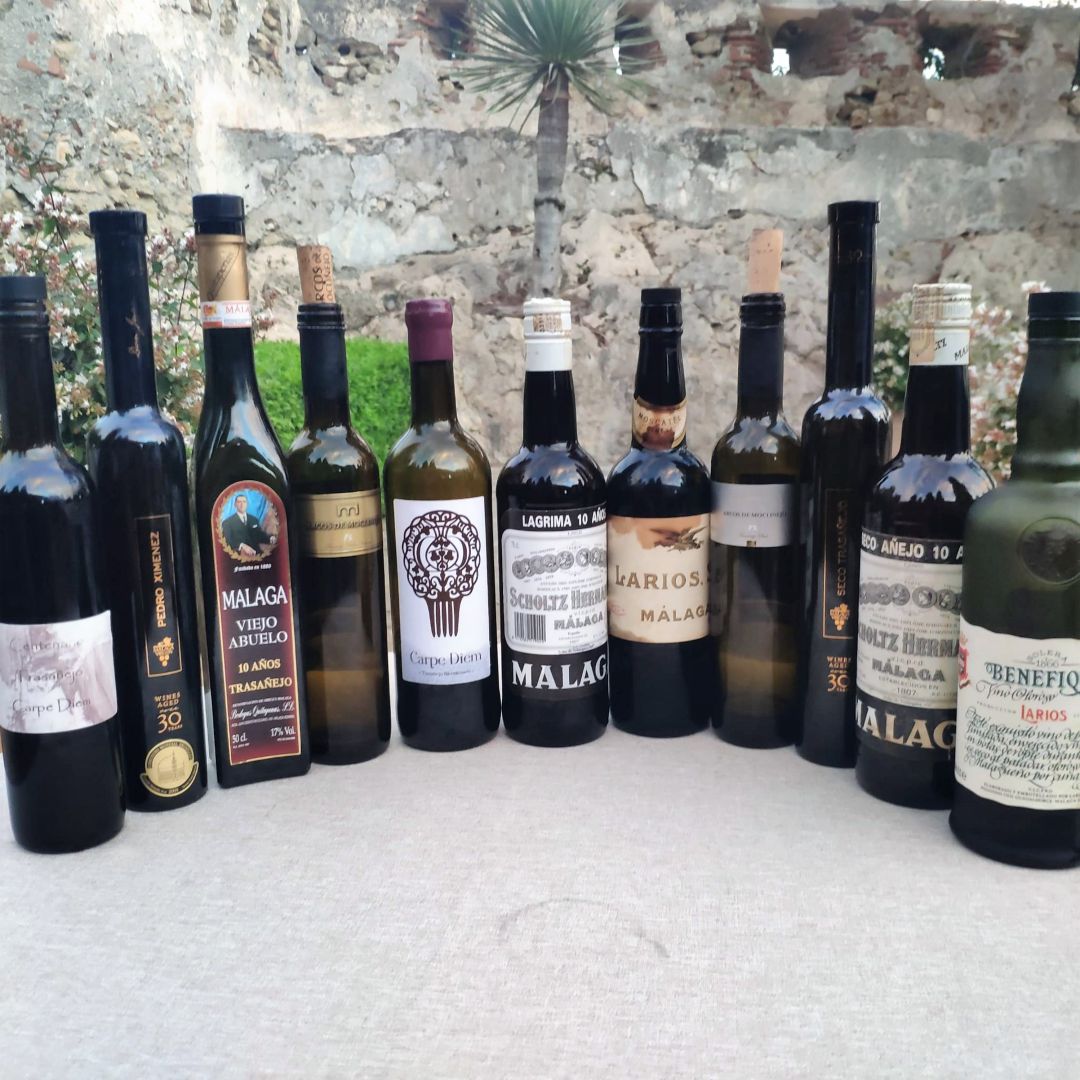 Una decena de botellas de vinos trasanejos malagueños Una decena de botellas de vinos trasanejos malagueños