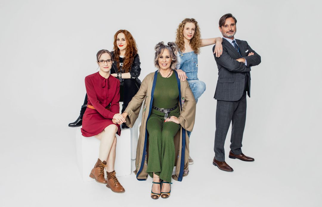 Elenco completo de izquierda a derecha: Ángela Peirat, Ana Azorín, Miriam Díaz-Aroca, Inés Kerzan y Eduard Alejandre Elenco completo de izquierda a derecha: Ángela Peirat, Ana Azorín, Miriam Díaz-Aroca, Inés Kerzan y Eduard Alejandre