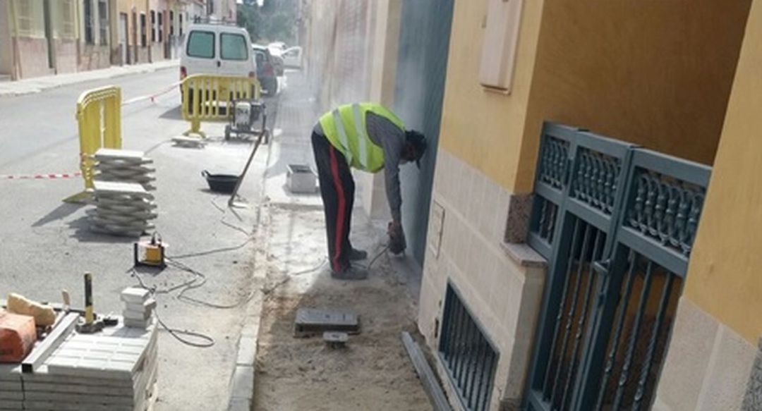 Un trabajador reformando una acera en Cieza Un trabajador reformando una acera en Cieza