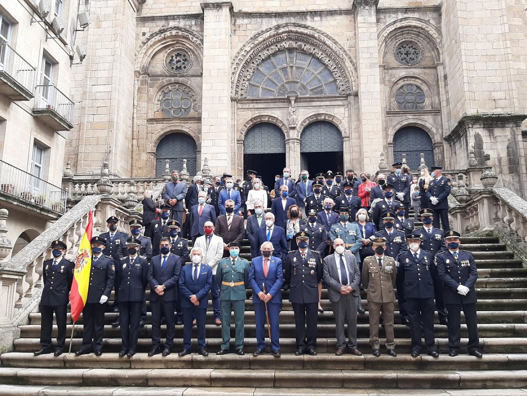Los participantes en el acto a las puertas de la Catedral de Ourense Los participantes en el acto a las puertas de la Catedral de Ourense