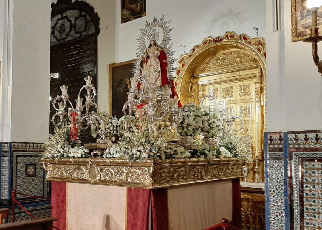 La Virgen de Montemayor, sobre su paso procesional, en el interior de San Juan de la Palma La Virgen de Montemayor, sobre su paso procesional, en el interior de San Juan de la Palma