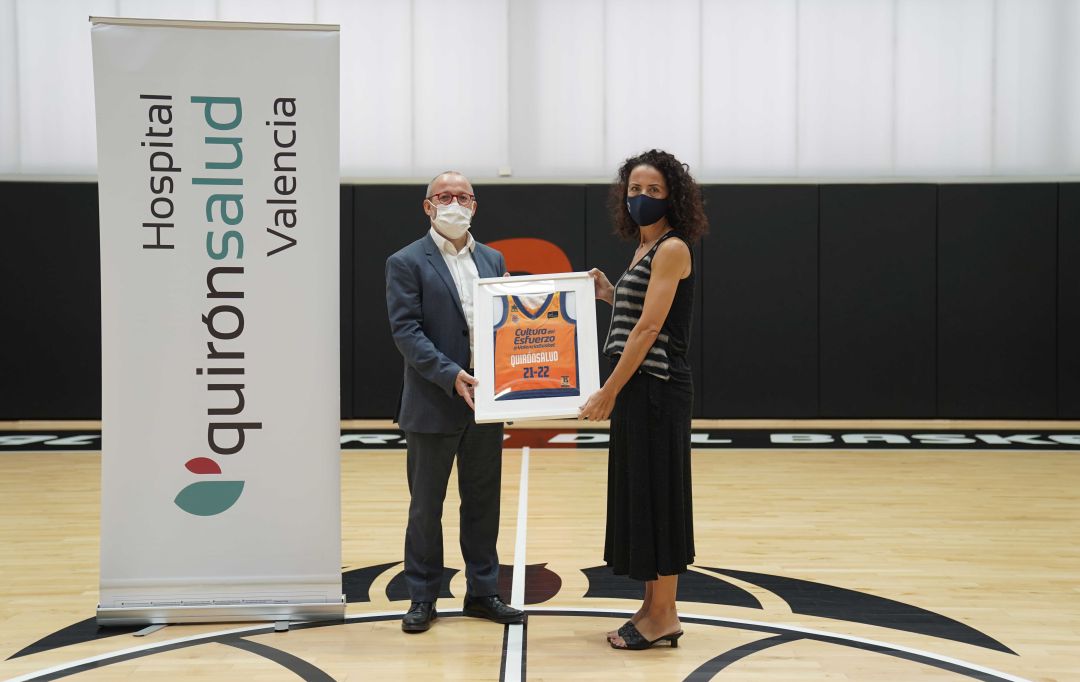 Mercedes Añón, directora de negocio del Valencia Basket y Ximo Montenegro, gerente de Quirónsalud Valencia en las pistas de l'Alqueria del Basket Mercedes Añón, directora de negocio del Valencia Basket y Ximo Montenegro, gerente de Quirónsalud Valencia en las pistas de l'Alqueria del Basket