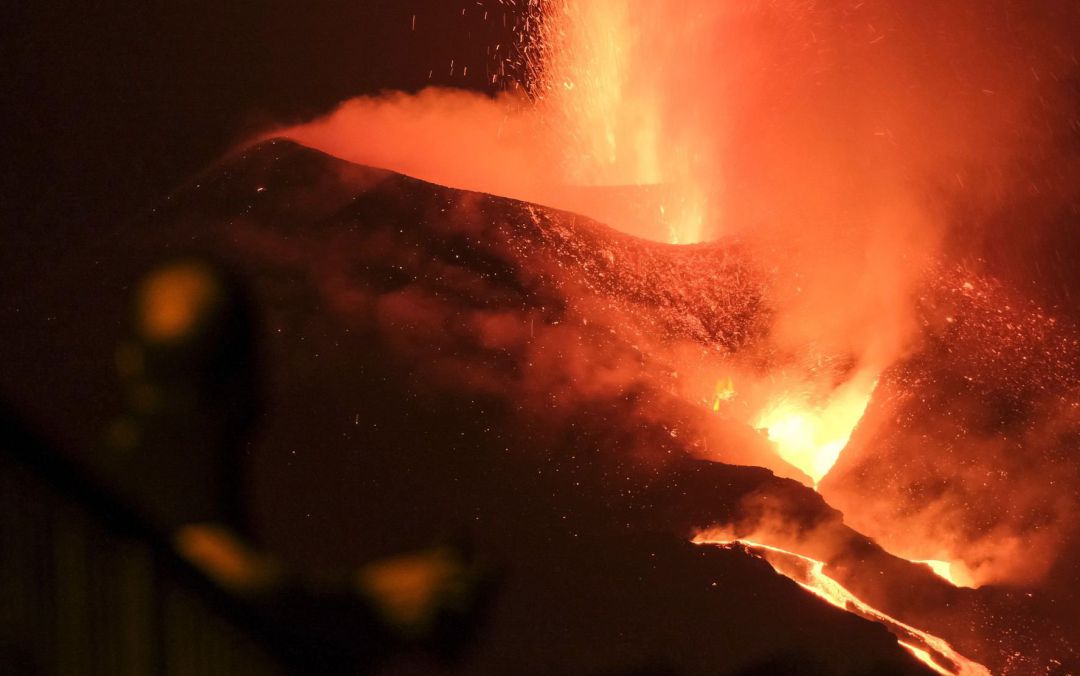 Cae la noche sobre el volcán de Cumbre Vieja, en La Palma Cae la noche sobre el volcán de Cumbre Vieja, en La Palma