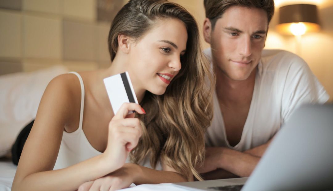Los españoles se están volviendo adeptos a llevarse un ahorrillo extra en sus cuentas por las compras que hacen 'on line'. Los españoles se están volviendo adeptos a llevarse un ahorrillo extra en sus cuentas por las compras que hacen 'on line'.