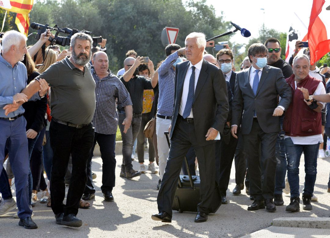 Puigdemont, junto a su abogado Agostinangelo Marras en Sassari. Puigdemont, junto a su abogado Agostinangelo Marras en Sassari.
