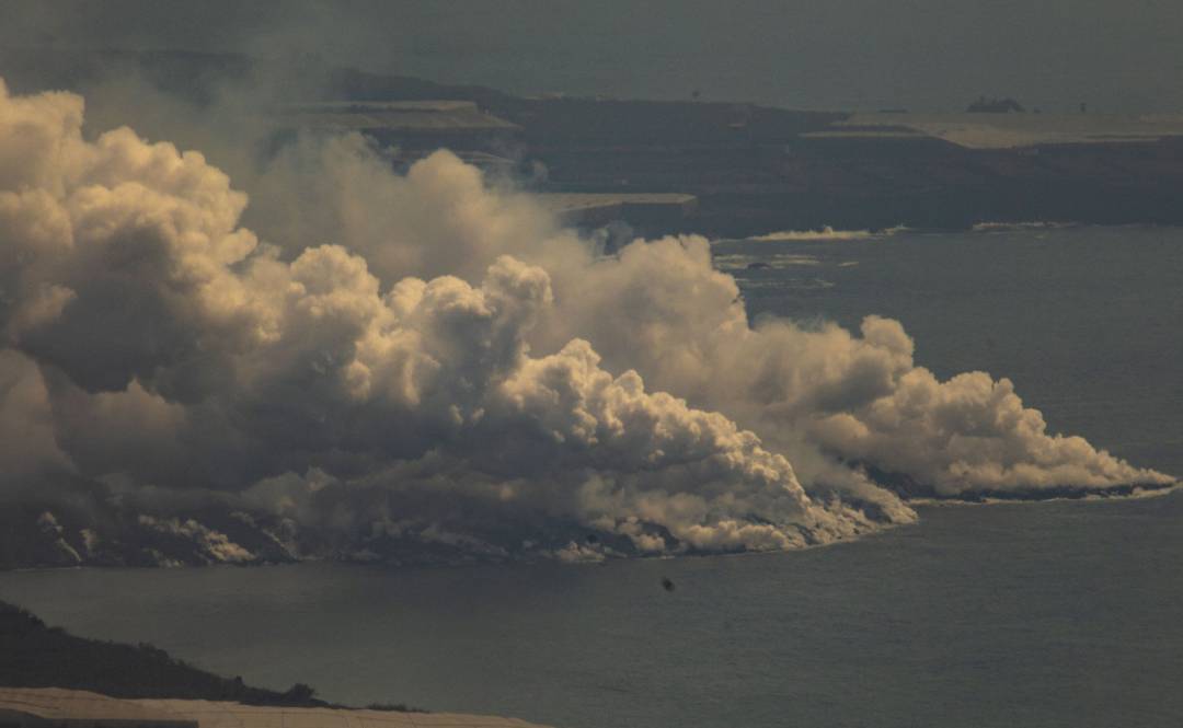Vista general de la nube tóxica formada por el contacto de la lava del volcán de Cumbre Vieja con el mar. Vista general de la nube tóxica formada por el contacto de la lava del volcán de Cumbre Vieja con el mar.