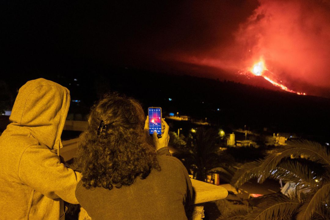 Vista de la erupción del volcán de La Palma tomada esta madrugada desde la localidad de Tajuya, en el municipio de El Paso. Vista de la erupción del volcán de La Palma tomada esta madrugada desde la localidad de Tajuya, en el municipio de El Paso.