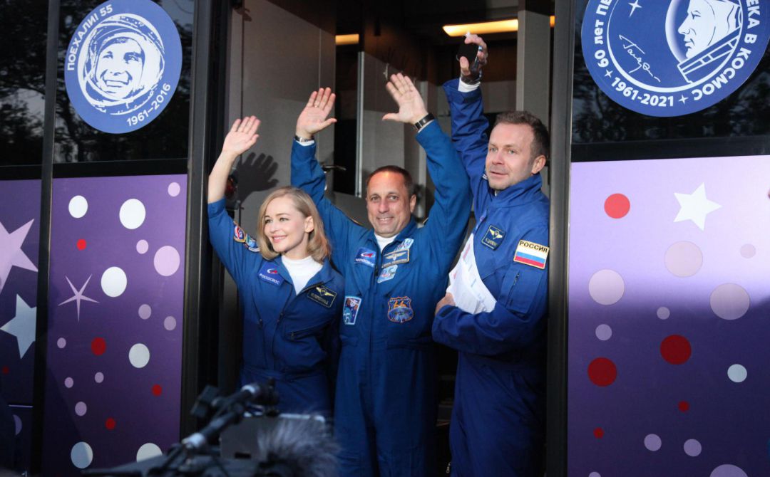 La actriz Yulia Peresild, el cosmonauta Anton Shkaplerov y el director de cine Klim Shipenko, han viajado en la Soyuz hacia la ISS. La actriz Yulia Peresild, el cosmonauta Anton Shkaplerov y el director de cine Klim Shipenko, han viajado en la Soyuz hacia la ISS.