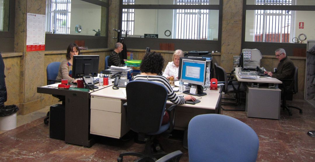 Funcionarios trabajando. Funcionarios trabajando.
