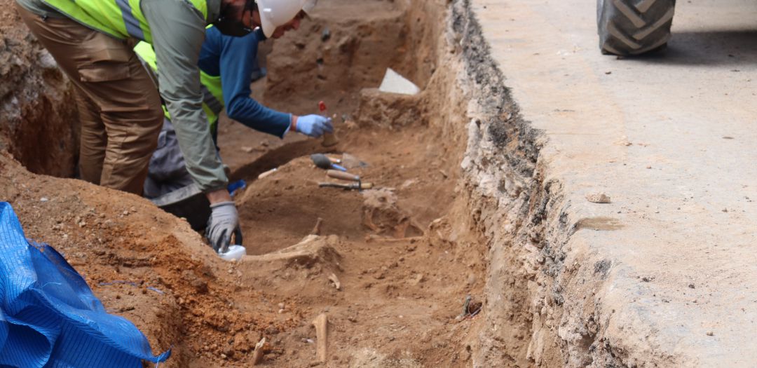 Imagen de los trabajos de los arqueólogos en el Paseo de la Libertad Imagen de los trabajos de los arqueólogos en el Paseo de la Libertad