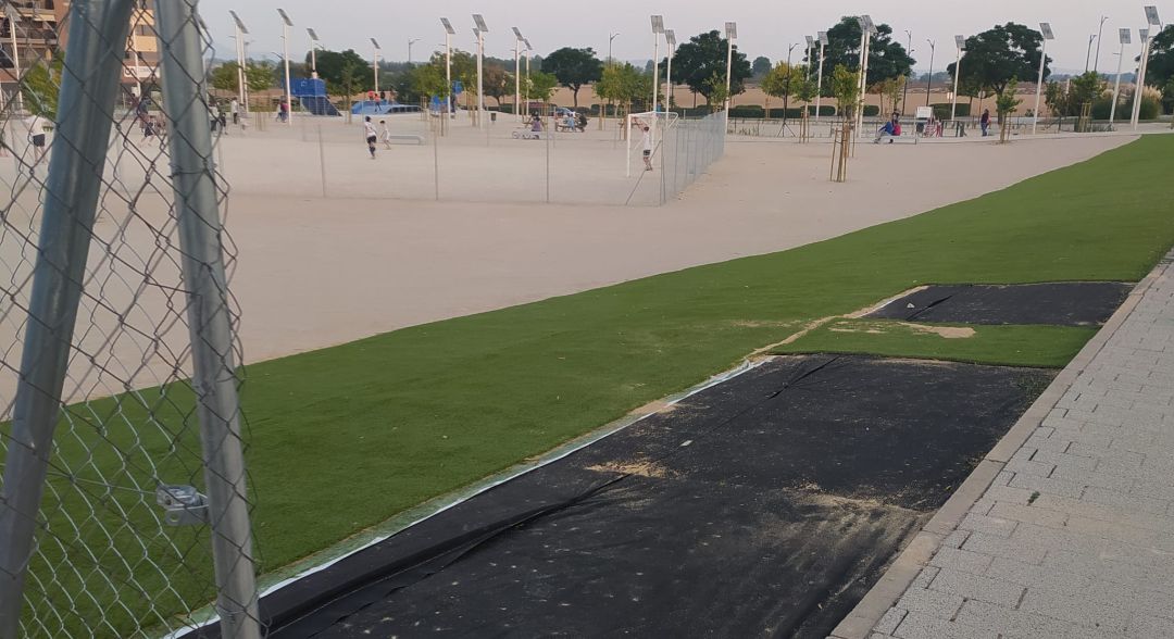 Imagen del césped arrancado en uno de los parques Imagen del césped arrancado en uno de los parques