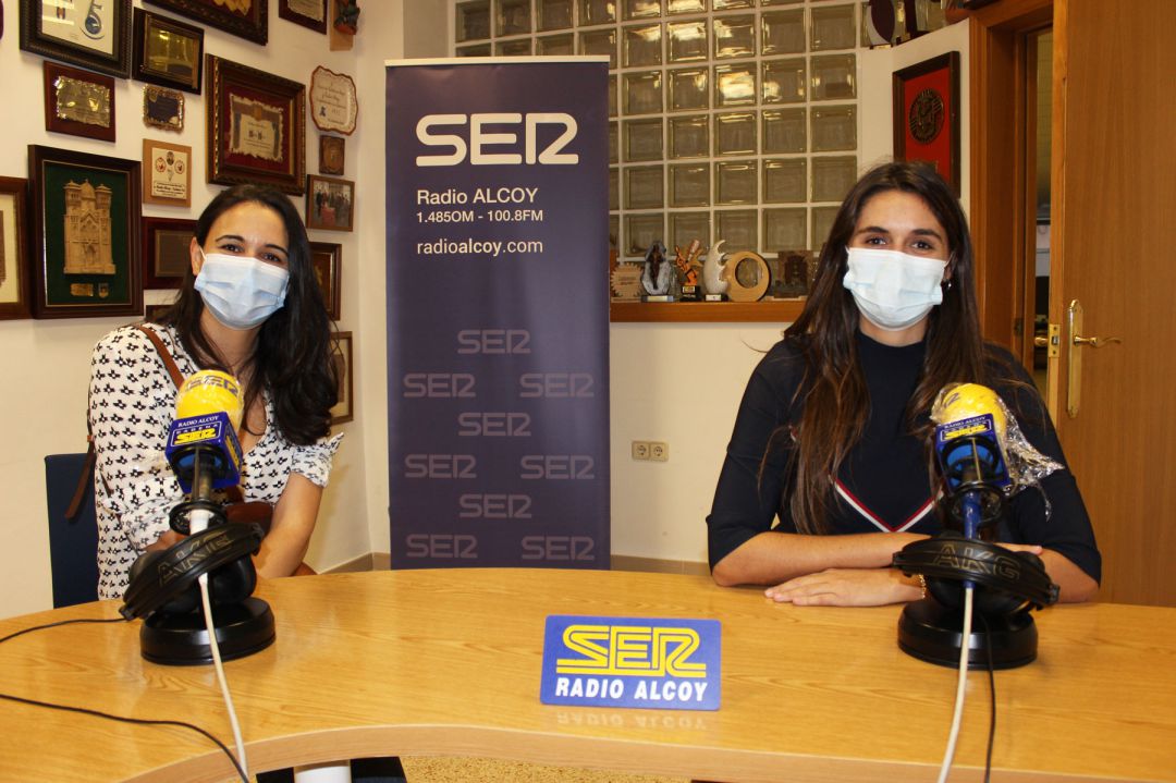 Concha Guill y Beatriz Benedito en el estudio central de Radio Alcoy Concha Guill y Beatriz Benedito en el estudio central de Radio Alcoy