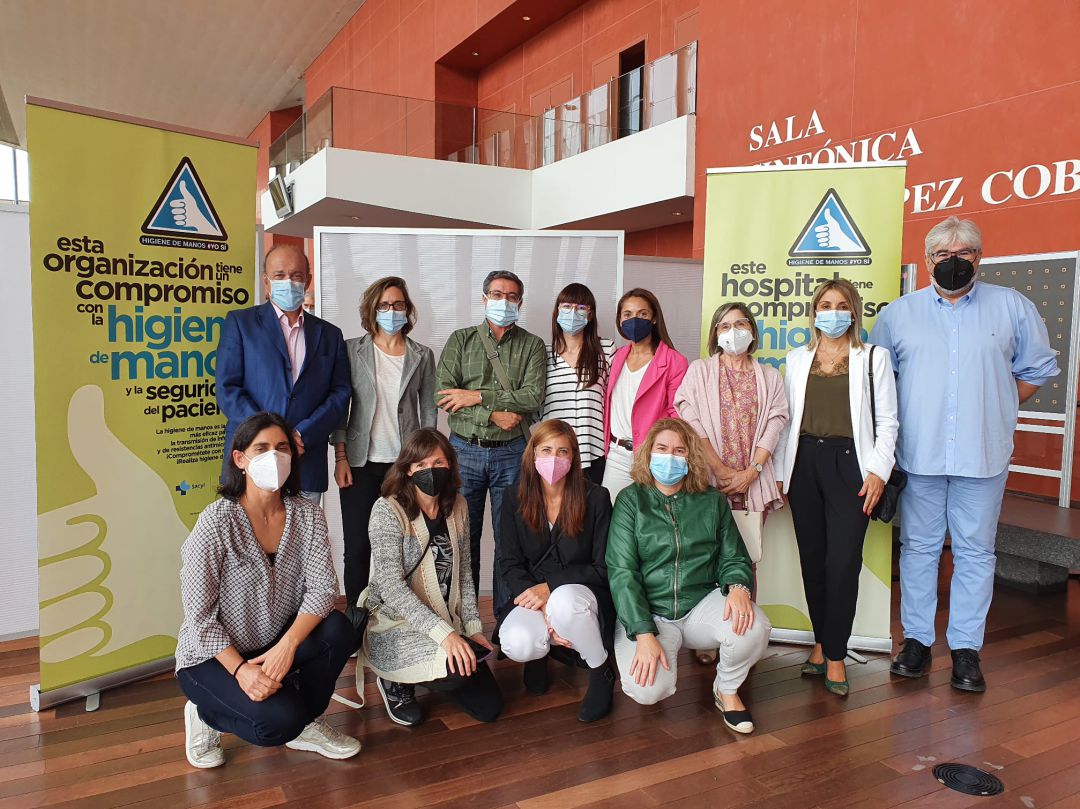 Perofesionales del Hospital Santos Reyes de distinas unidades implicadas en la difusión y consolidación de la estrategia de higiene de manos reibían recientemente el reconcomiento de SACYL a su esfuerzo Perofesionales del Hospital Santos Reyes de distinas unidades implicadas en la difusión y consolidación de la estrategia de higiene de manos reibían recientemente el reconcomiento de SACYL a su esfuerzo