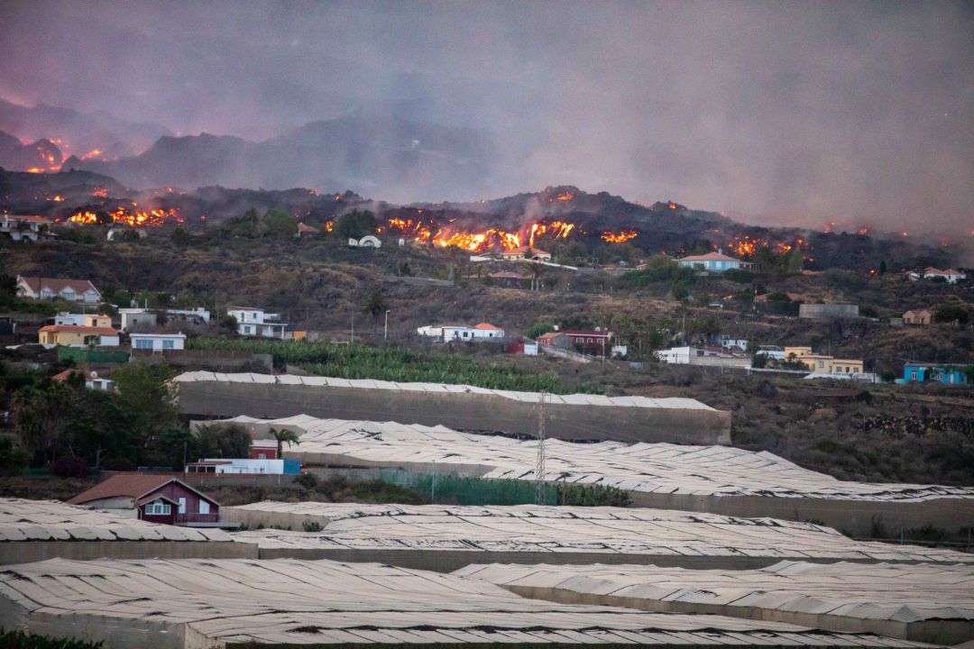 Vistas del volcán Cumbre Vieja expulsando lava y piroclasto, tomadas desde la montaña de La Lagunas donde hay invernaderos de plátanos, a 28 de septiembre en Las Manchas, La Palma, Santa Cruz de Tenerife, Canarias (España). Tras varias horas de inactivida Vistas del volcán Cumbre Vieja expulsando lava y piroclasto, tomadas desde la montaña de La Lagunas donde hay invernaderos de plátanos, a 28 de septiembre en Las Manchas, La Palma, Santa Cruz de Tenerife, Canarias (España). Tras varias horas de inactivida
