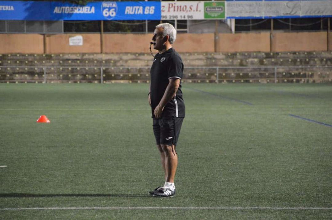 El técnico Lauro Techeira, en el terreno de juego El técnico Lauro Techeira, en el terreno de juego