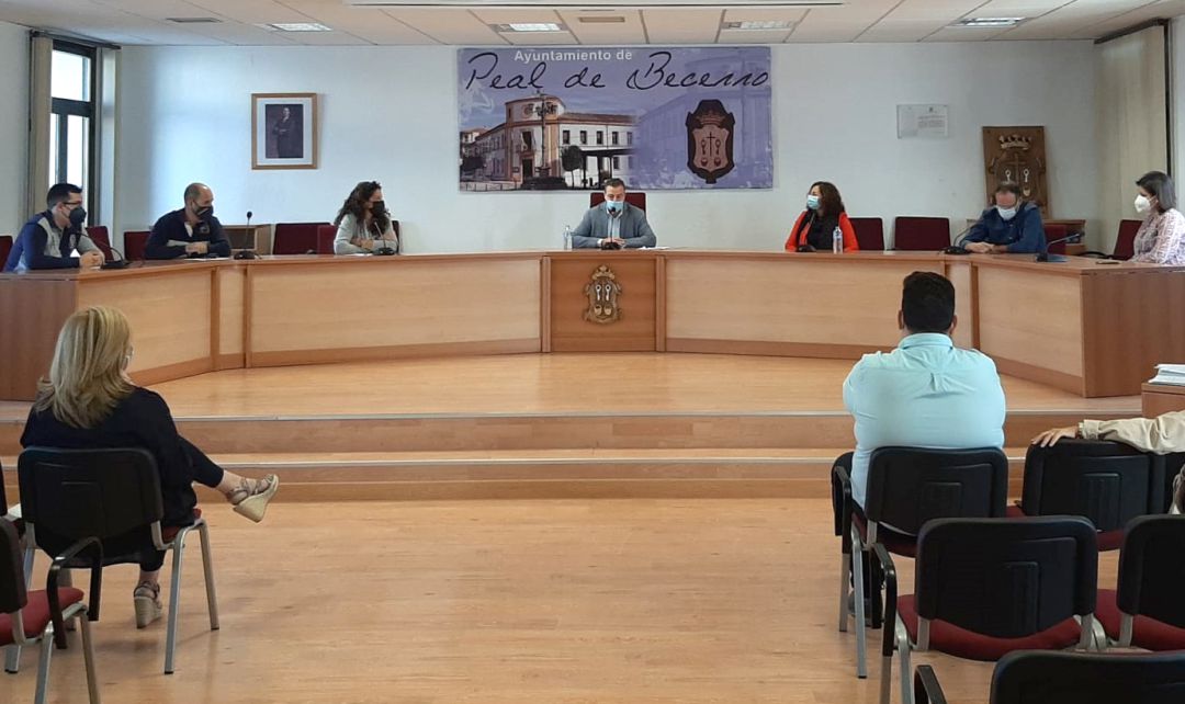 Imagen del pleno del Ayuntamiento de Peal de Becerro. Imagen del pleno del Ayuntamiento de Peal de Becerro.