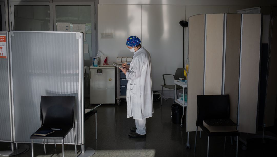 Una enfermera apunta en una libreta durante la preparación de la vacuna Pfizer-BioNtech contra el COVID-19. Una enfermera apunta en una libreta durante la preparación de la vacuna Pfizer-BioNtech contra el COVID-19.