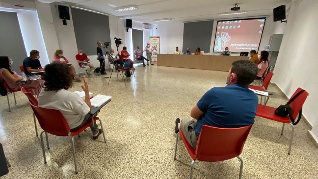 Momento de la intervención de Enrique Yerves, confirmando su dimisión como concejal Momento de la intervención de Enrique Yerves, confirmando su dimisión como concejal