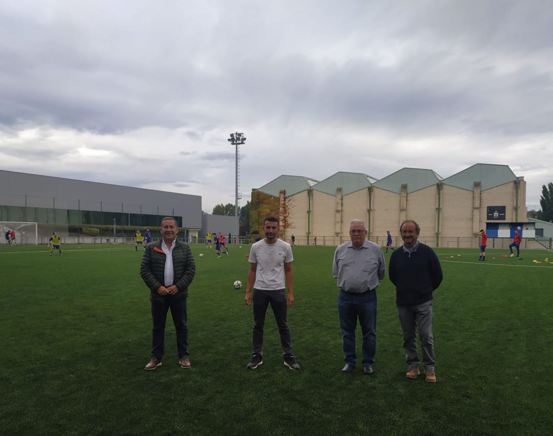 Rafa Del Amo, presidente de la Federación, Julen Romero, presidente de la Mutilvera, Miguel Pozueta, director del Instituto Navarro del deporte y Manolo Romero, alcalde del Valle Aranguren en la inauguración del nuevo césped de Mutilnova Rafa Del Amo, presidente de la Federación, Julen Romero, presidente de la Mutilvera, Miguel Pozueta, director del Instituto Navarro del deporte y Manolo Romero, alcalde del Valle Aranguren en la inauguración del nuevo césped de Mutilnova