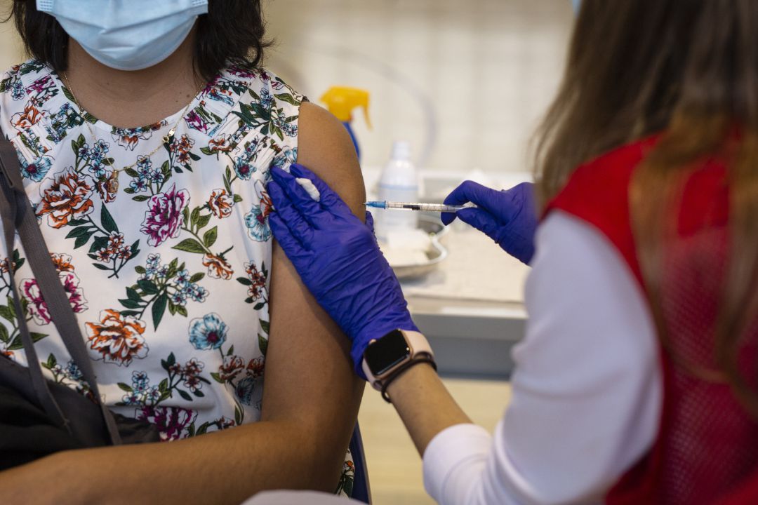 Administra una dosis de la vacuna contra el Covid-19 (archivo) Administra una dosis de la vacuna contra el Covid-19 (archivo)