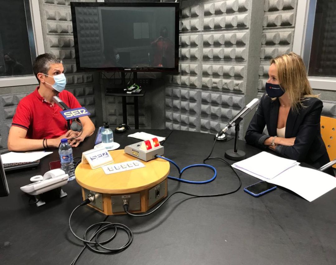 Marta Fernández Tapias en los estudios de Radio Vigo Marta Fernández Tapias en los estudios de Radio Vigo