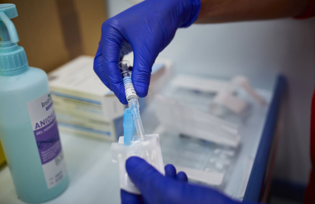 Un sanitario de Cruz Roja se prepara para administrar la vacuna contra la gripe en un punto de vacunación instalado en Aranjuez Un sanitario de Cruz Roja se prepara para administrar la vacuna contra la gripe en un punto de vacunación instalado en Aranjuez