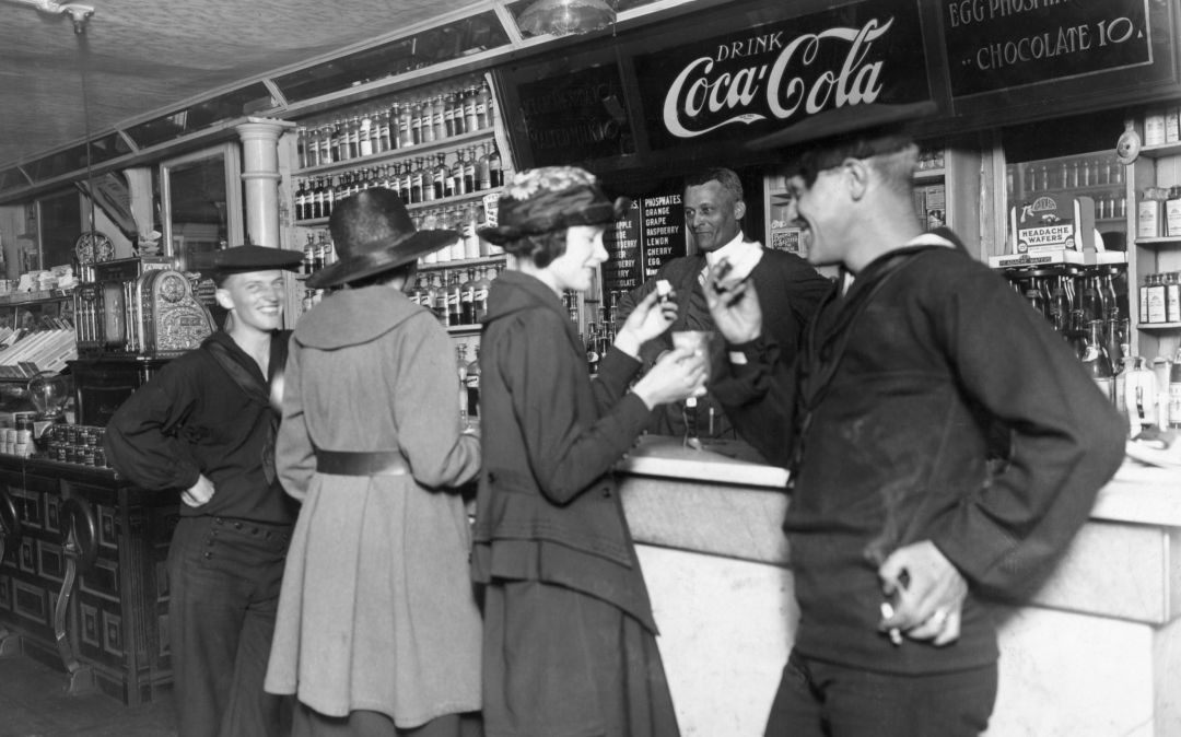 Jóvenes bebiendo Coca-Cola en los años de Primera Guerra Mundial. Jóvenes bebiendo Coca-Cola en los años de Primera Guerra Mundial.