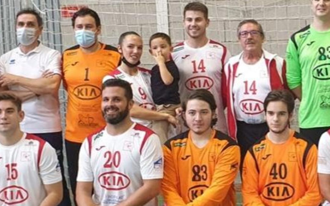 Mireia, con su hijo en brazos, en el Club Balonmano Albacete Mireia, con su hijo en brazos, en el Club Balonmano Albacete